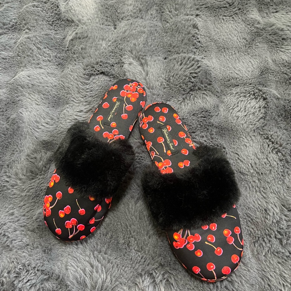 Victoria's Secret Black/Cherry Faux Fur Slide Slippers Size Medium (7,8)